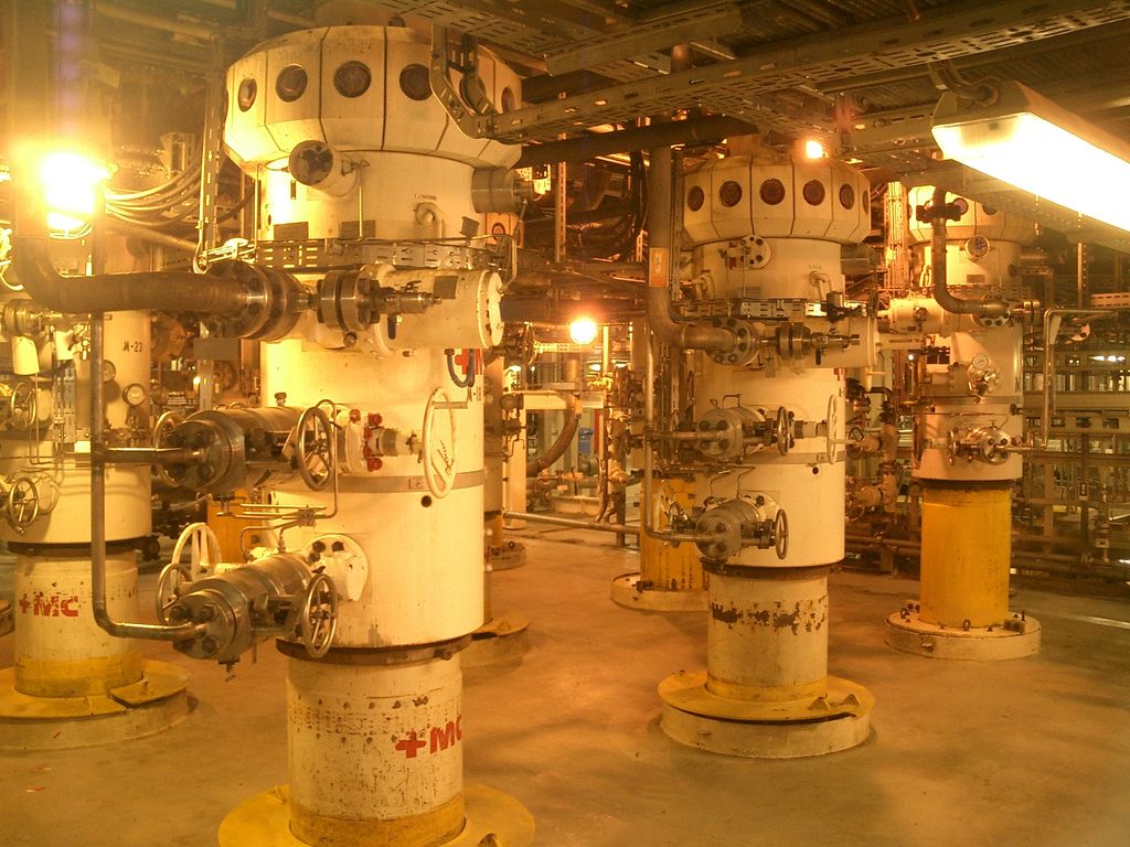 Brønnhodedekket har åpninger til et begrenset antall brønner fra plattformen. Disse kalles slisser. På toppen av brønnene står det ventiltrær, som er barrierer mot utslipp til det ytre miljøet. Foto.