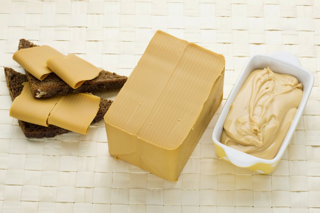 Tre påleggsvarianter: brødskive med brunost, en påbegynt brunost og en nyåpnet  pakke prim. Foto.