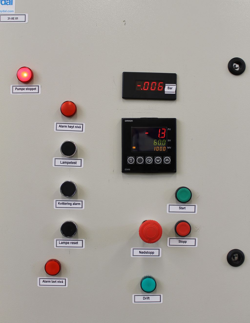 Brytarar og signallamper. Biletet viser at dei ulike lampene og brytarane har fargar som stemmer med anbefalinga i norma. Denne tavledøra har mellom anna lamper og brytarar som følgjer anbefalingane i norma: Grøn brytar startar, raude brytarar stoppar, og svarte brytarar utfører andre funksjonar. Grøn lampe betyr at pumpa er i drift, og raude lamper betyr at pumpa er stoppa, eller at ein alarm er utløyst. Foto.
