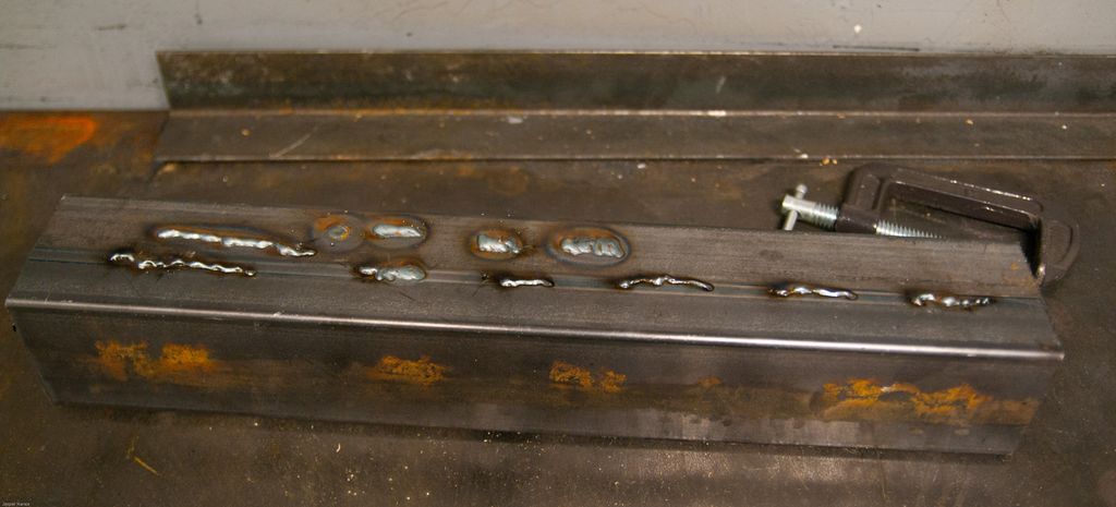 Stålplate med ulike sveisestrenger av ulik kvalitet. Foto.