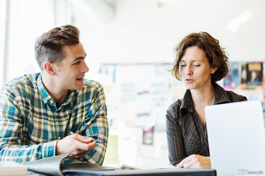 Elev snakker med lærer. Foto.