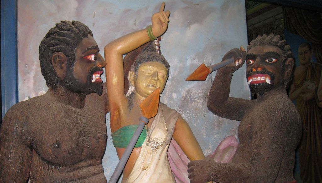 Skulpturer av to djevler som piner en kvinne. Foto.