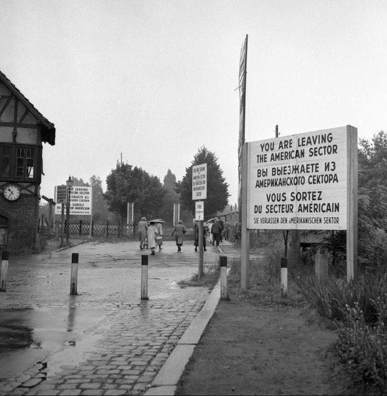 Dagspendlere går fra Vest-Berlin til Øst-Berlin. Bilde.