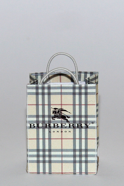 Veske eller handlenett med et rutete mønster. Mønsteret er påtrykt merkenavnet Burberry og London. Foto.