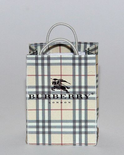 Veske eller handlenett med et rutete mønster. Mønsteret er påtrykt merkenavnet Burberry og London. Foto.