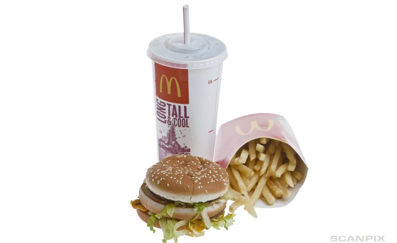 Burgermeny med en hamburger, french fries og et beger med drikke. Foto. 
