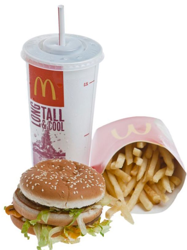 Burgermeny med en hamburger, french fries og et beger med drikke. Foto.