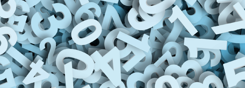 Mange tilfeldige tall spredt utover og oppå hverandre. Bilde.