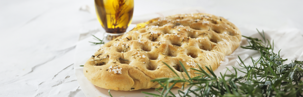 Eit stykke focaccia med saltkorn strødde over. Foto.