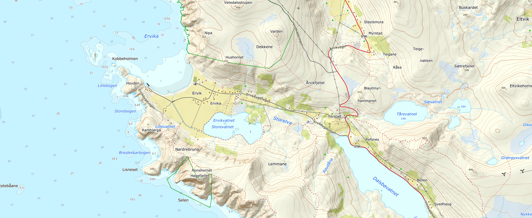 Utstnitt av topografisk kart over tettstedet Ervik, som ligger innerst i ei vik, og som ellers omkranses av innsjøer, myrområder og fjell. Illustrasjon.