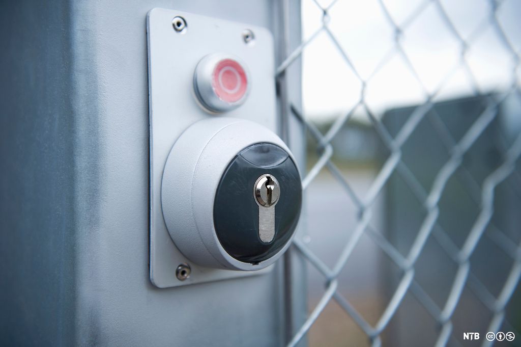 Nøkkelhull, knapp og gjerde som et eksempel på fysisk sikring. Foto.
