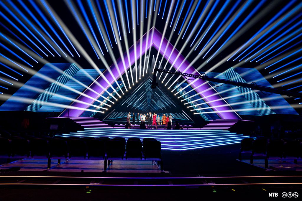 Bilde av en scene i et konsertlokale. Foto.