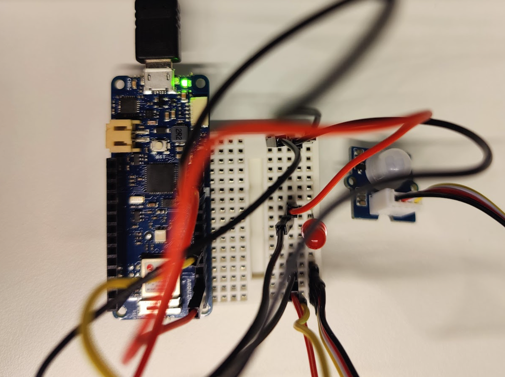 Mikrokontroller og sensor kopla sammen via ledninger og koplingsbrett. Foto.
