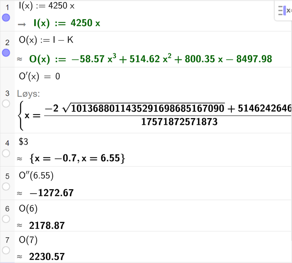 Skjermutklipp som viser CAS-utrekning med GeoGebra. På linje 1 er inntektsfunksjonen I av x kolon er lik 4250 x skriven inn. På linje 2 er overskotsfunksjonen O av x kolon er lik I minus K skriven inn. På linje 3 er likninga O derivert av x er lik 0 løyst med "Løys". Svaret blir forenkla på neste linje. På linje 4 er det skrive dollarteikn 3. Svaret med tilnærming er x er lik minus 0,7 eller x er lik 6,55. På linje 5 er O dobbeltderivert av 6,55 rekna ut med tilnærming til minus 1272,67. På linje 6 er O av 6 rekna ut med tilnærming til 2178,87.  På linje 7 er O av 7 rekna ut med tilnærming til 2230,57.