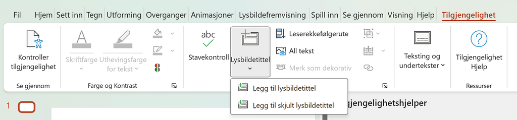 Verktøybånd for tilgjengelighetsmeny i PowerPoint. Her er ulike hjelpefunksjoner for å utbedre tilgjengelighet samlet. Knappen for lysbildetittel er arkivert og viser valgene: Legg til lysbildetittel og Legg til skjult lysbildetittel. Skjermutklipp.
