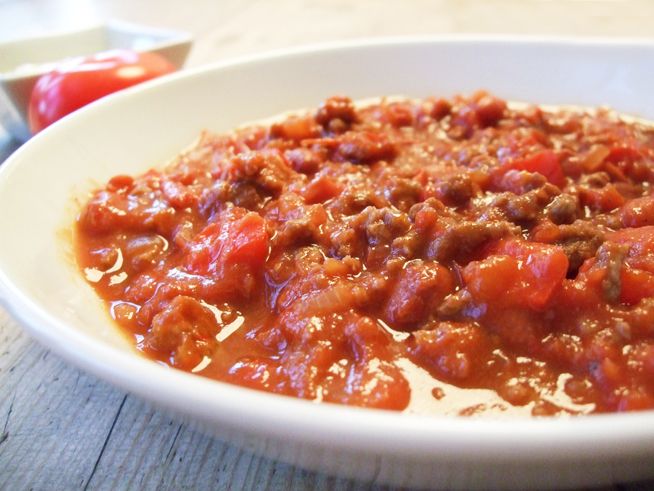 Chili con carne servert i hvit skål. Foto.