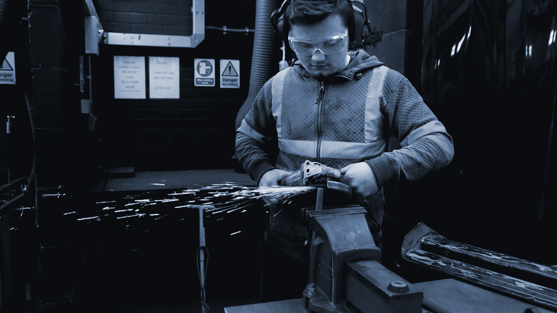 Elev bruker vinkelkutter. Cinemagraf. Foto.