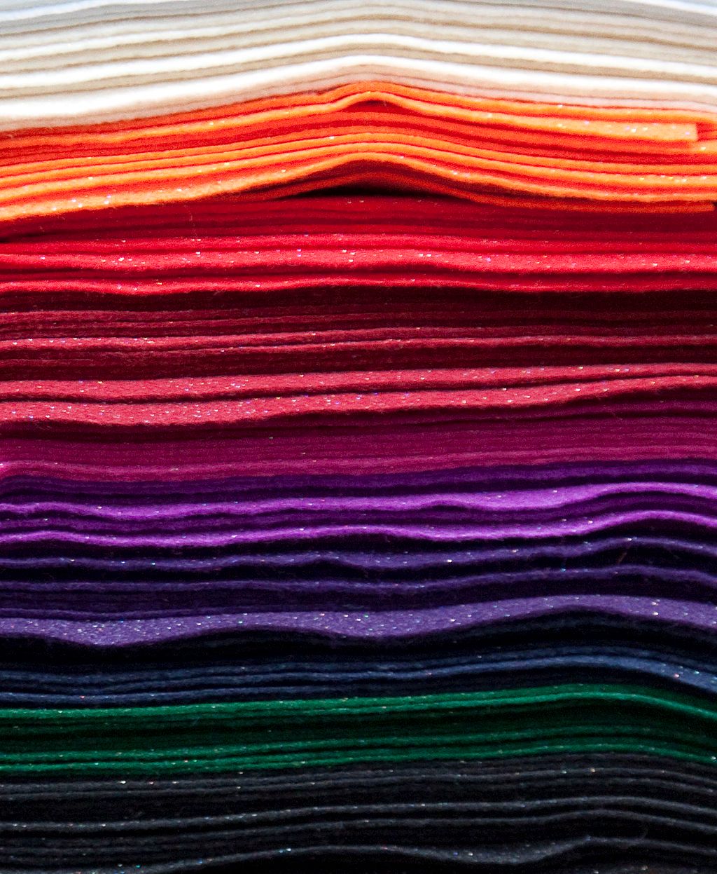 Stoff i ulike farger. Foto.