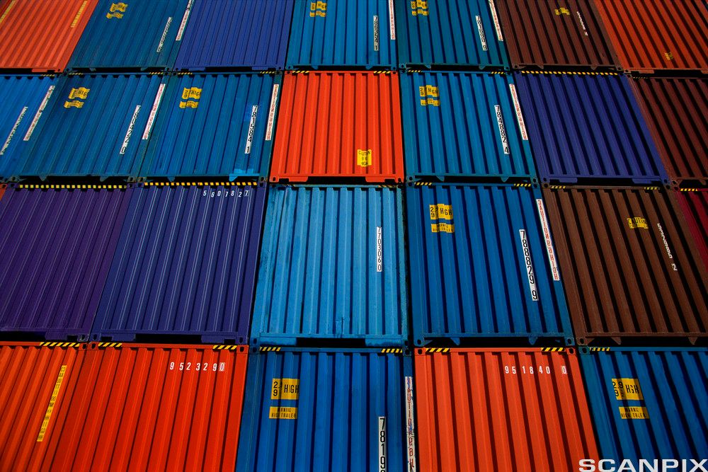 Raude og blå konteinerar stabla oppå kvarandre. Foto.