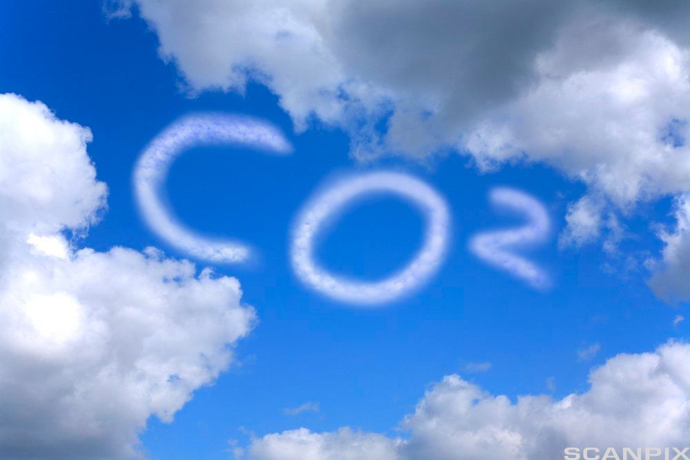 Blå himmel med hvite skyer og skyer som former teksten CO2. Illustrasjon.
