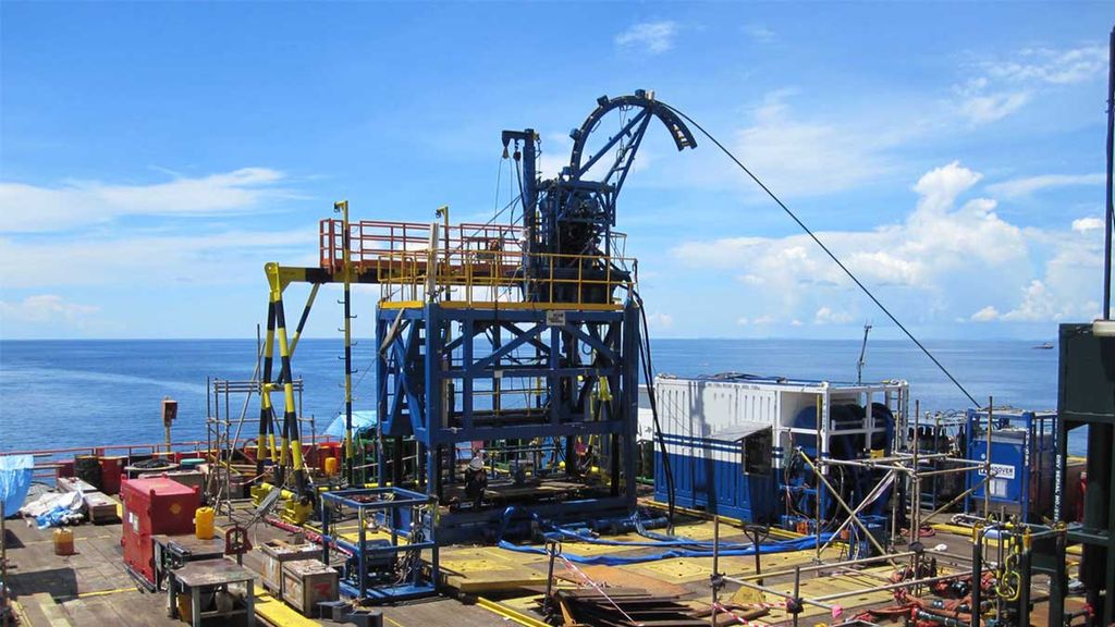 Kveilerørsutstyr montert sammen på lukedekk over en brønn. Foto.