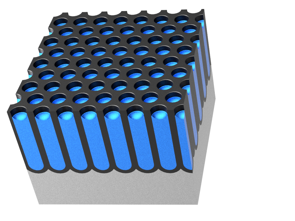 Rektangulær kloss med mange dype hull i overflata. Hulla er fylt helt opp med blå farge. Illustrasjon.