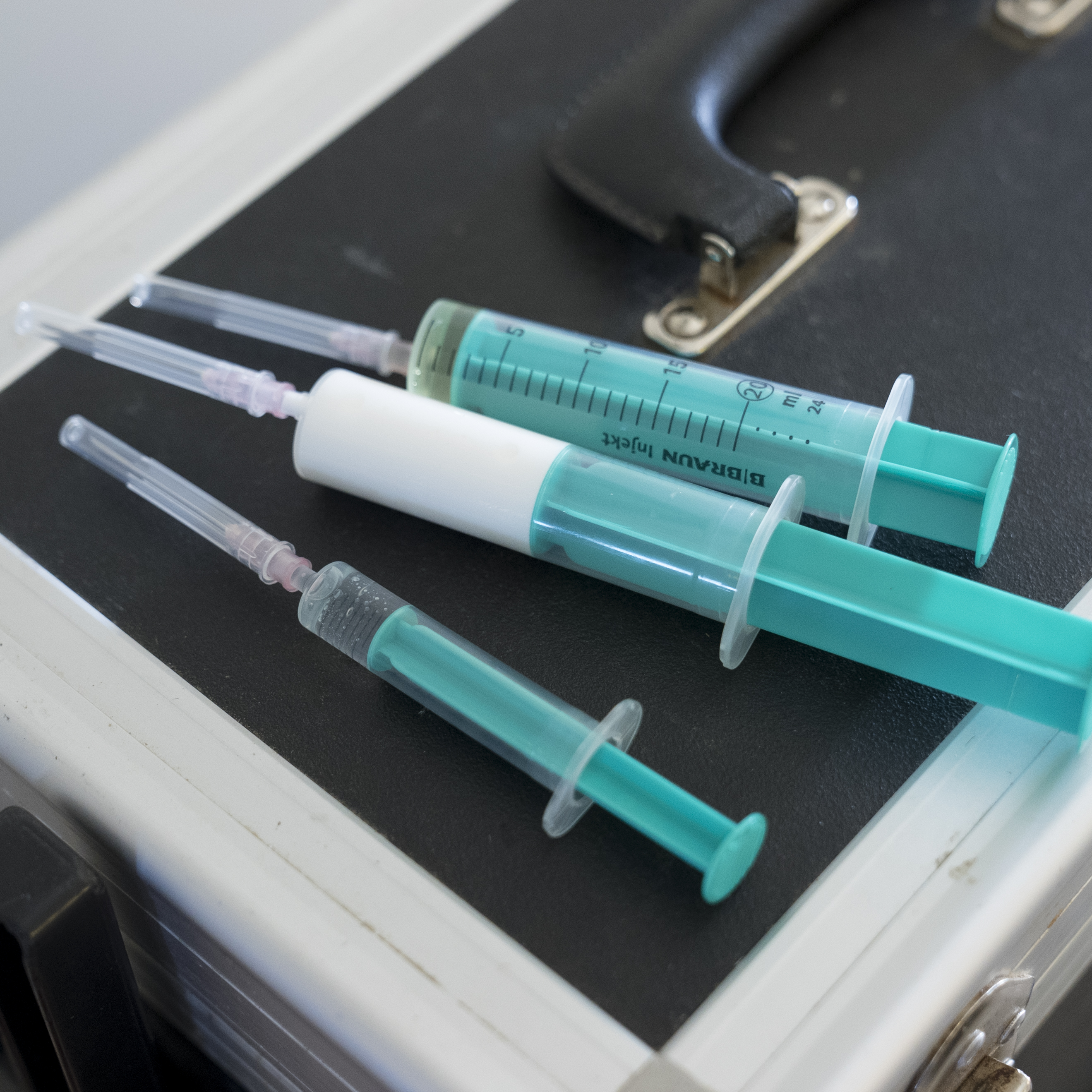 Tre injeksjonssprøyter med forskjellig innhold. Foto.