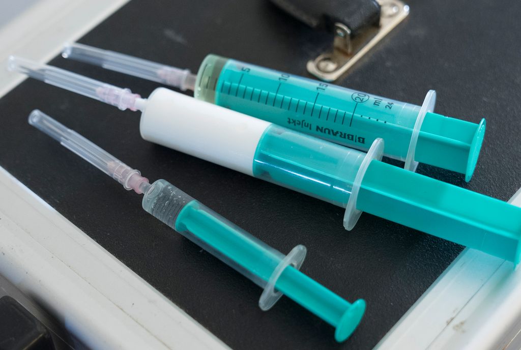 Tre injeksjonssprøyter med forskjellig innhold. Foto.