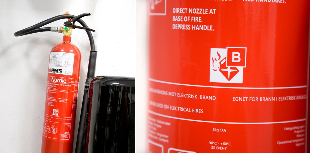 Brannslukningsutstyr og nærbilde av merkinga på flaska. Foto.