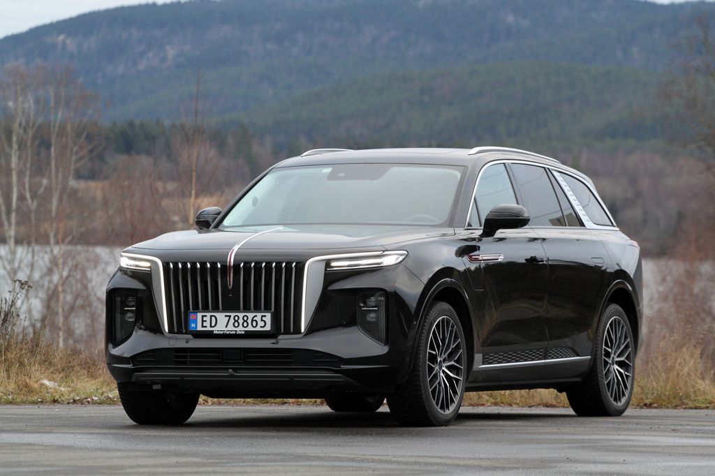 Stor, svart elbil står parkert. Foto.