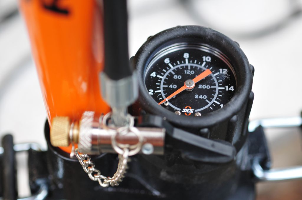 Lufttrykkmåler på sykkelpumpe. Tallene på utsiden av sirkelen viser skalaen for bar, tallene på innsiden viser skalaen for psi. Foto