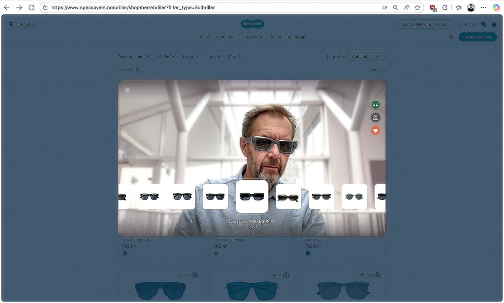 Utklippet viser at en kunde er inne på ei nettside som tilbyr virtuell prøving av solbriller. Personens ansikt er avbildet mens han har på et av brilleparene. På skjermen er det åtte andre varianter av solbriller tilgjengelig for prøving. Skjermutklipp.