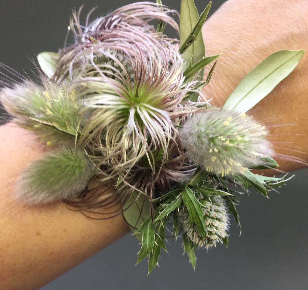 Blomstersmykke på et håndledd. Foto.