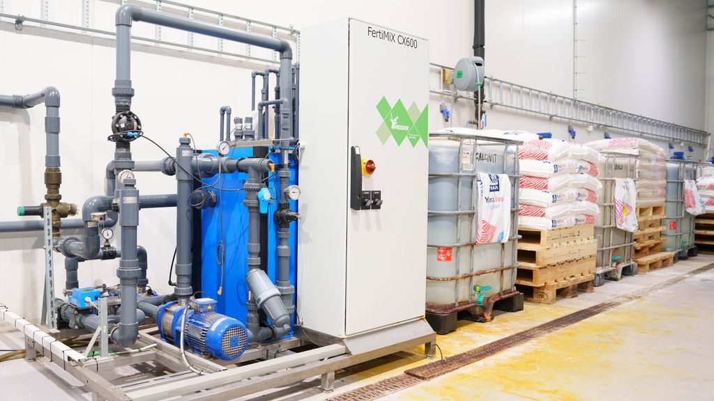 Teknisk rom med opplegg for blanding av gjødsel og vann gjennom rør, tanker og elskap. Foto.