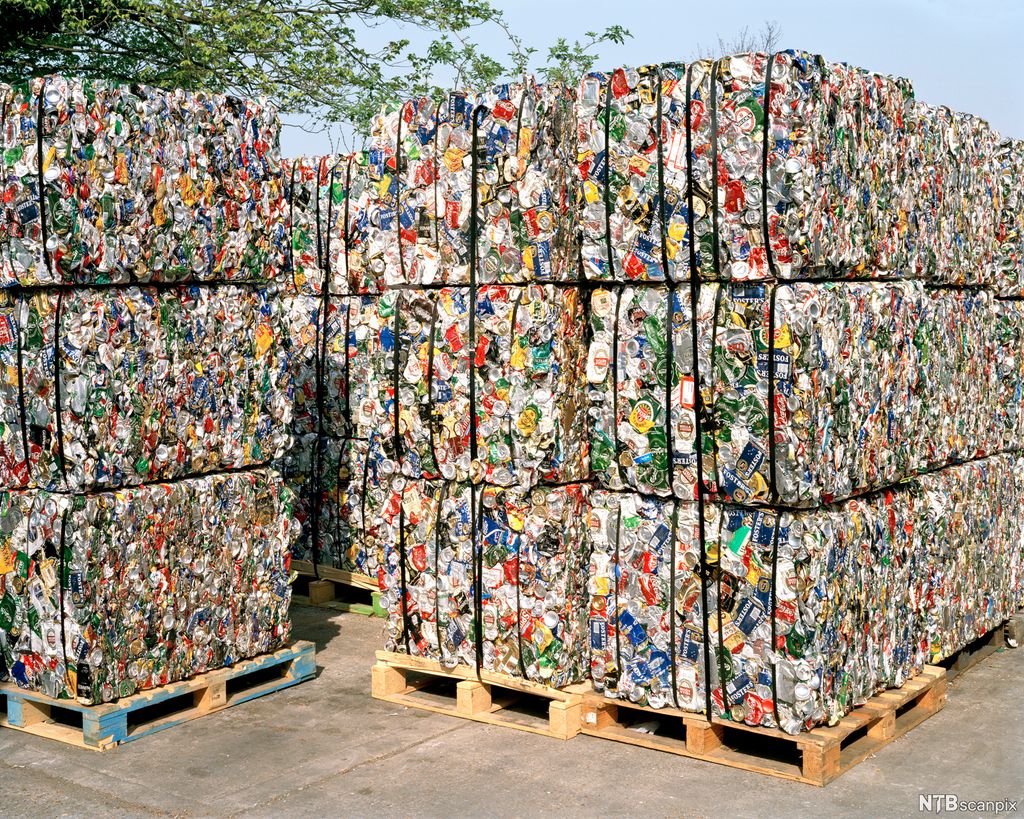 Aluminiumsbokser presset og pakket på paller. Foto.