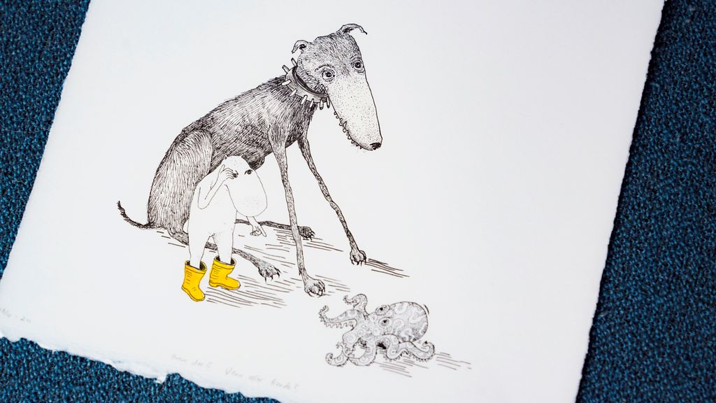 Tegning av en hund, et mummitroll og en blekksprut på et hvitt ark. Foto.