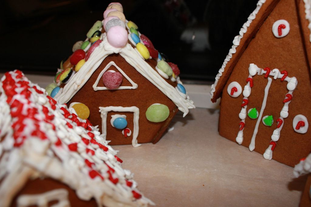 Nærbilde av pepperkakehus med mye pynt. Foto.