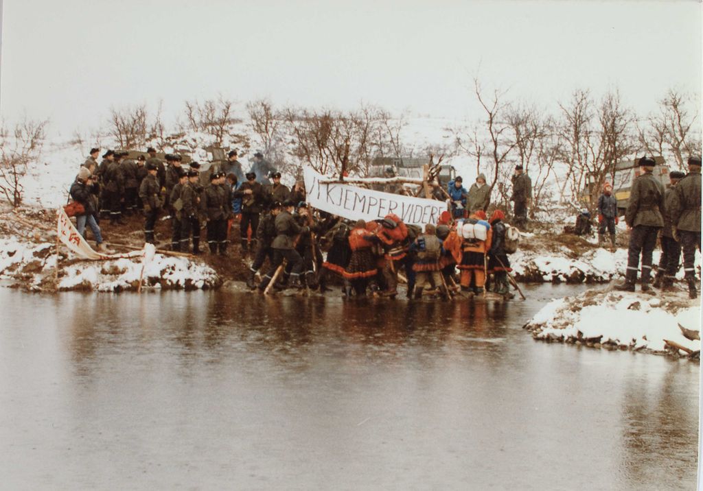 Politiet og demonstrantar under folkeaksjonen mot utbyggjing av Alta-vassdraget i 1980. Foto.