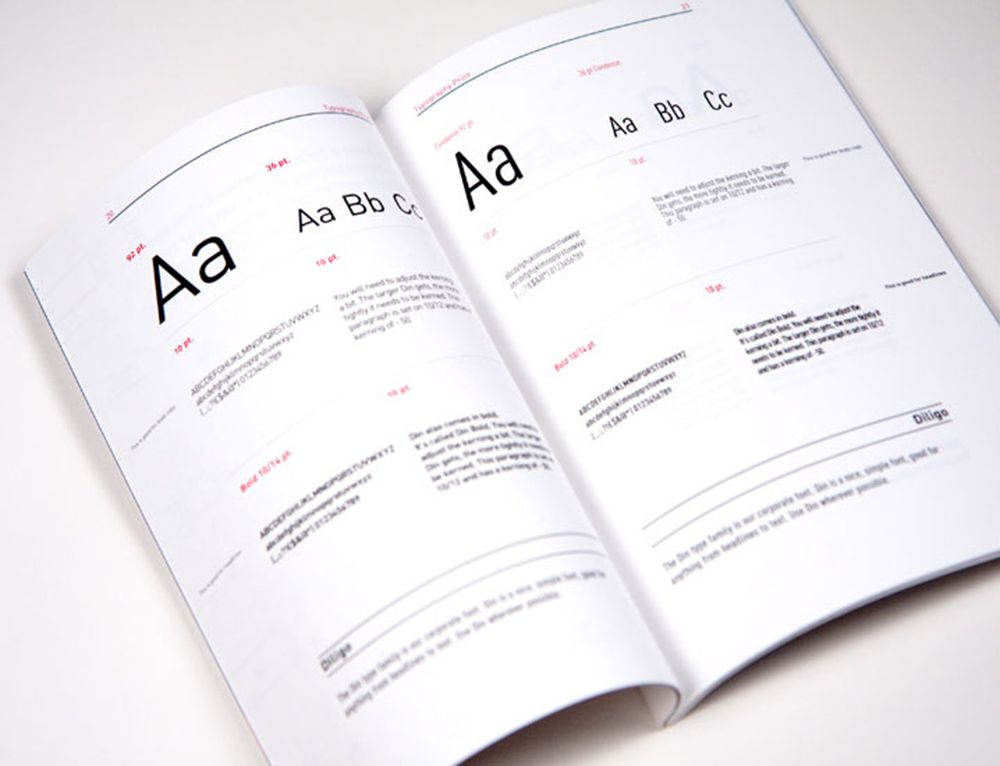 Oppslag i designmanual som viser ulike typografiske eksempler. Foto. 