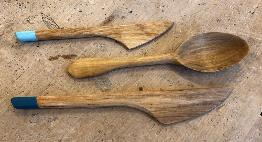 To smørkniver og ei skei utformet i tre. Foto.
