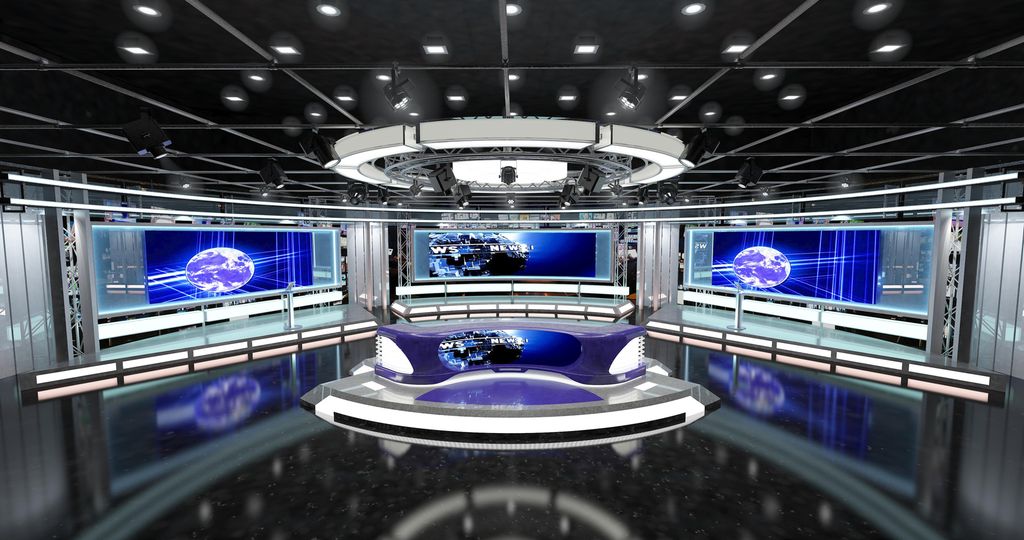 Illustrasjon av virtuelt TV-studio. En programlederbenk står på et opplyst podium i midten av et stort rom med tre store skjermer på veggene bak.