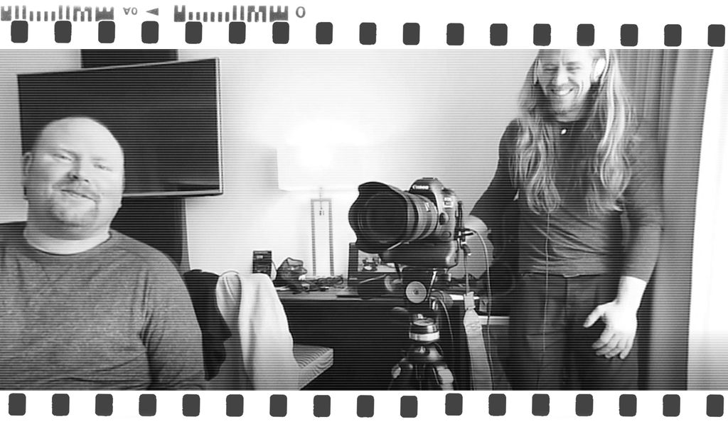 Fotograf og reporter i arbeid med filming. Foto.