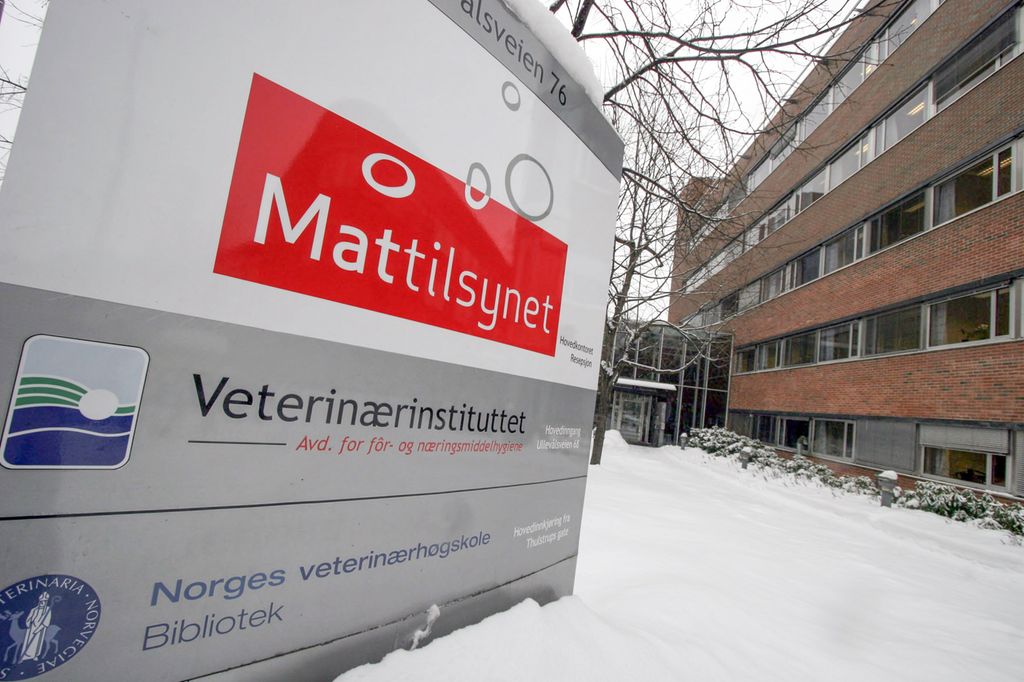 Skilt med logoen til Mattilsynet, Veterinærinstituttet og Norges veterinærhøgskole foran en kontorbygning. Foto.