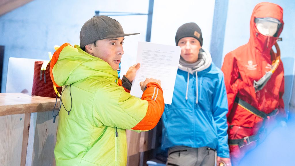 Guide gir instruksjoner til deltakere med hjelmer og sikkerhetsutstyr. Foto.
