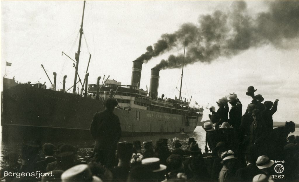 Dampskipet D/S Bergensfjord legger fra kai. Det er en stor folkemengde på kaia. Foto. 