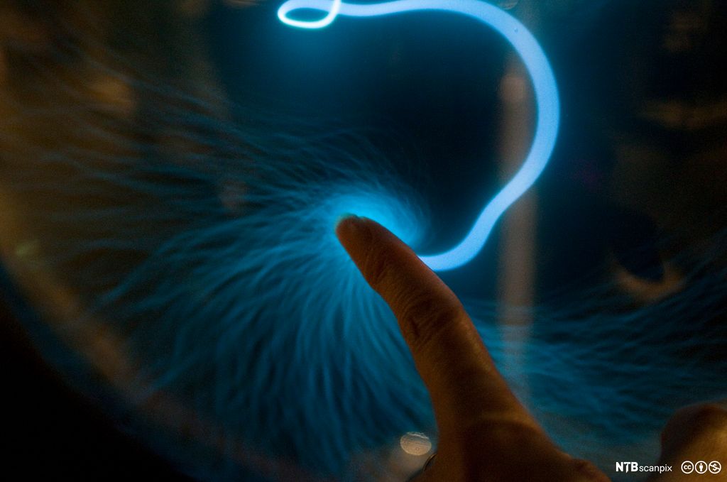 Skapelsen av elektrisitet inspirert av maleriet Skapelsen av Adam fra det sixtinske kapell i Vatikanet i Roma. Foto.