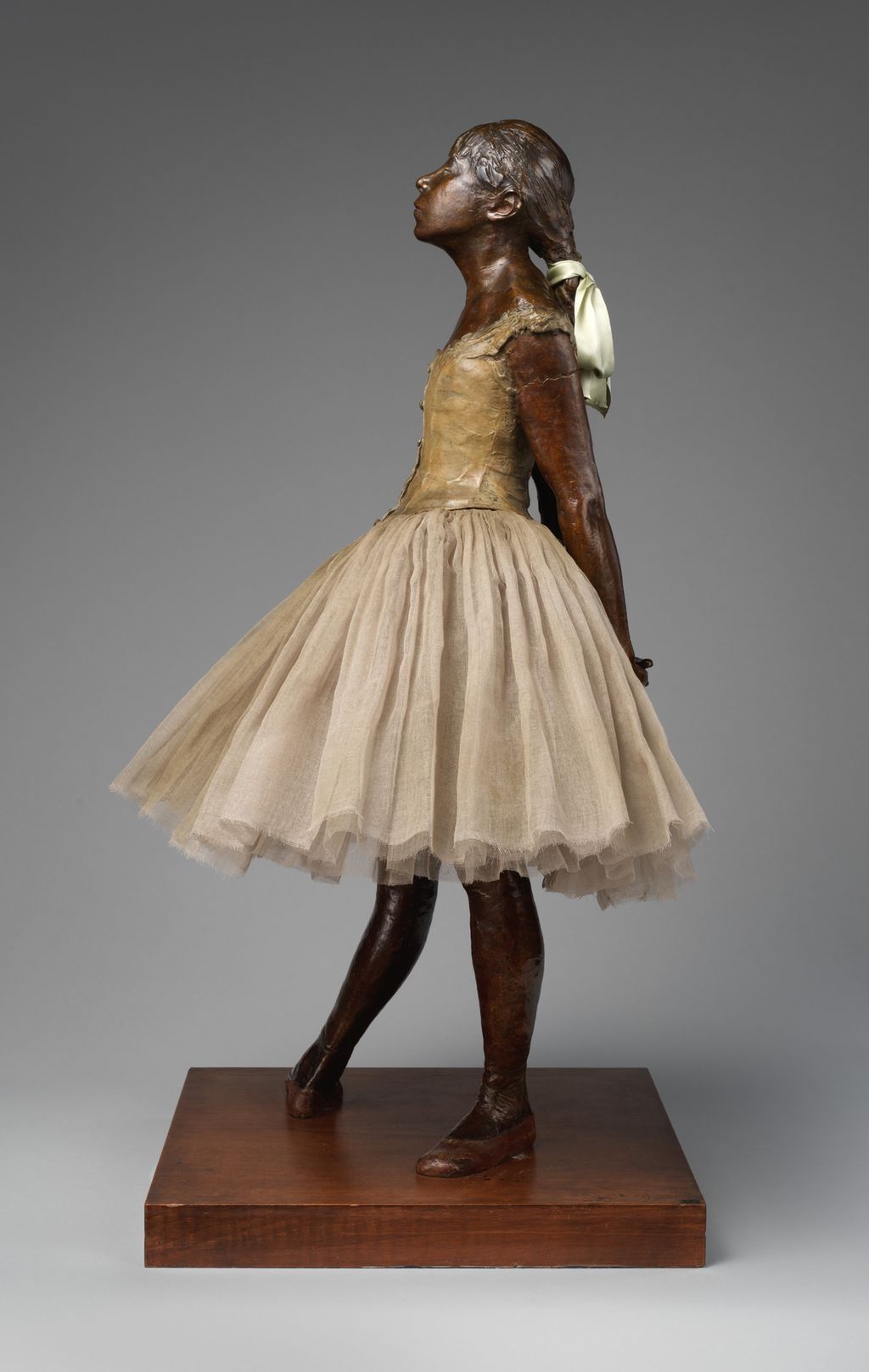 Skulptur av en ung balletdanserinne. Foto.