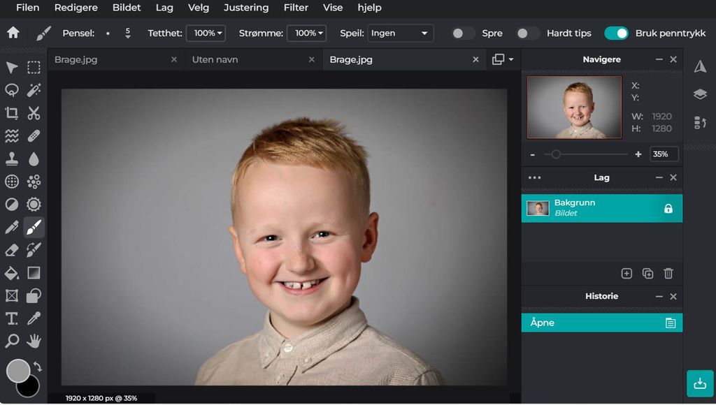 Skjermbilde fra et bilderedigeringsprogram som har oppe et fotografi av en blid gutt. Foto.