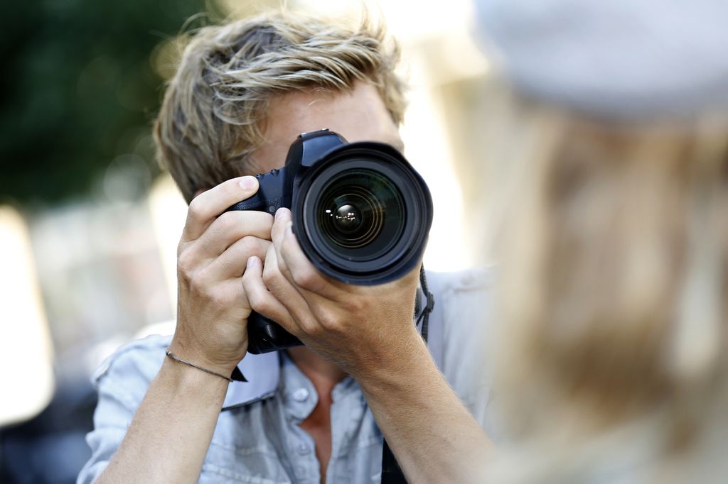 Ungdom med fotokamera. Foto.