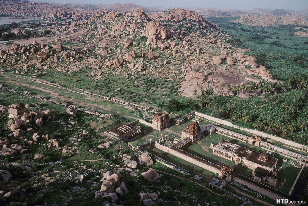 Oversiktsbilde av tempelområde med fjell i bakgrunnen. Foto.